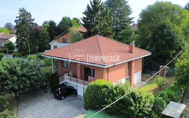 VILLA LIBERA SU QUATTRO LATI, VIA ADAMELLO, PINO T
