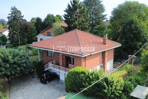 VILLA LIBERA SU QUATTRO LATI, VIA ADAMELLO, PINO T