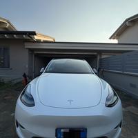 Tesla AWD long range con boost accelerazione