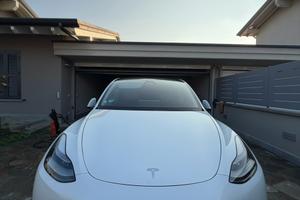 Tesla AWD long range con boost accelerazione