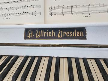 Pianoforte verticale antico 