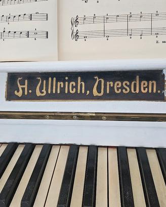 Pianoforte verticale antico 