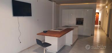 cucina come foto completa di elettrodomestici