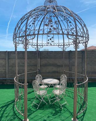Gazebo in ferro battuto stile romantico giardino