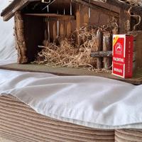 Capanna, albero, addobbi ed un altro albero