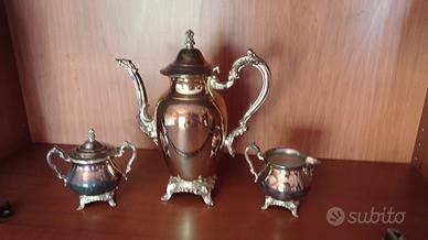 Soprammobili vari e servizi piatti e caffè 