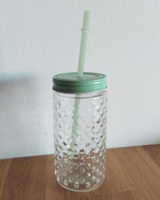 Bicchiere di vetro con cannuccia 
