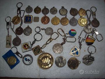 34 medaglie/portachiavi sportive vintage