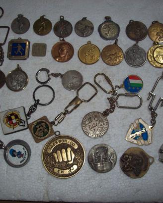34 medaglie/portachiavi sportive vintage