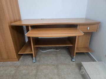 Scrivania con poltroncina