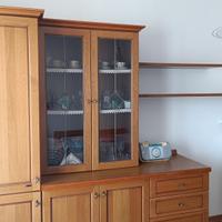 cucina ad angolo con ulteriore mobile con vetrina.