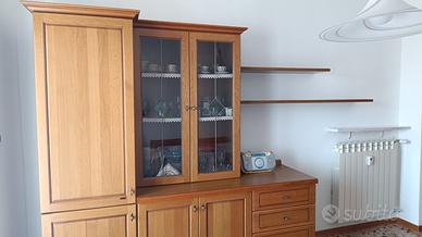 cucina ad angolo con ulteriore mobile con vetrina.