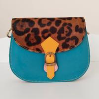 Borsa in pelle con dettaglio animalier.