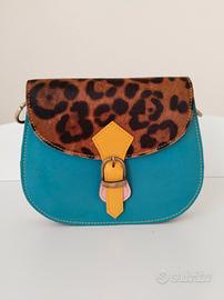 Borsa in pelle con dettaglio animalier.