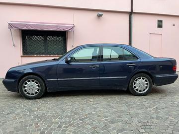 Mercedes E200 Kompressor Elegance Blu berlina GPL