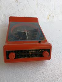 Vecchia radio sveglia vintage modernariato