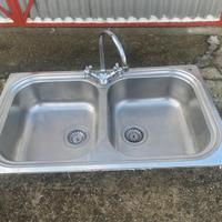 Lavandino in acciaio due vasche con rubinetto