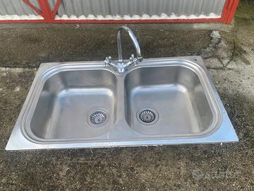 Lavandino in acciaio due vasche con rubinetto
