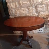 Tavolo di antiquariato