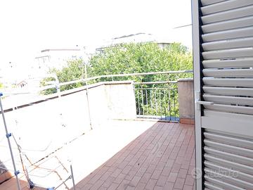 Attico con 2 terrazzi e balconi vicino al mare