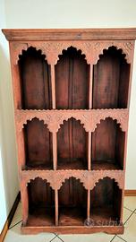 Elegante libreria in legno con un design unico.