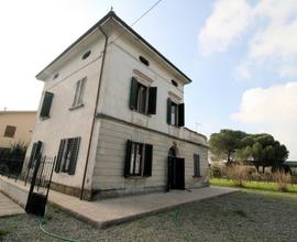 Terratetto libero su quattro lati con giardino ...