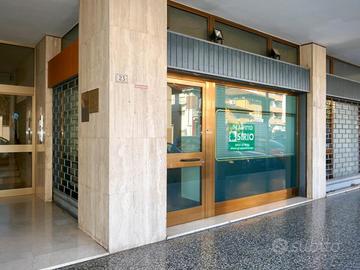 NEGOZIO VETRINATO CON VISIBILITà