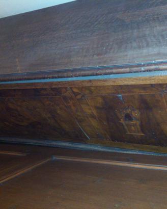 Cassapanca d'epoca con disegni ad intarsio