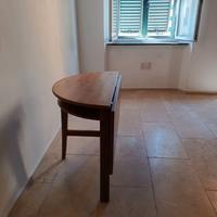 tavolo di legno con un lato tondo (ikea anni 2000)