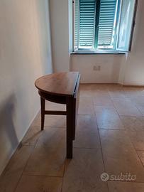 tavolo di legno con un lato tondo (ikea anni 2000)