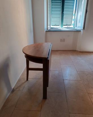 tavolo di legno con un lato tondo (ikea anni 2000)