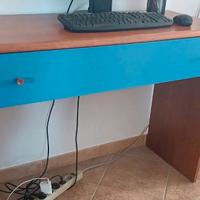 scrivania colore ciliegio e blu