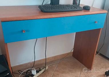 scrivania colore ciliegio e blu