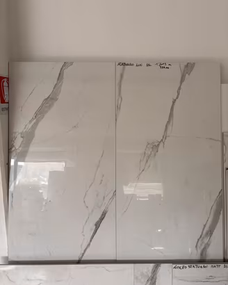 Piastrelle in gres effetto Marmo Statuario
