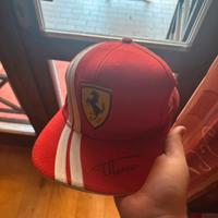 Cappello Ferrari autografato da Alonso