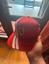 Cappello Ferrari autografato da Alonso