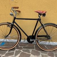 Bici d'epoca con cerchi in legno.