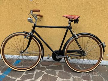 Bici d'epoca con cerchi in legno.