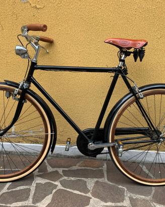 Bici d'epoca con cerchi in legno.