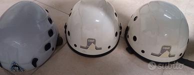 Caschi da arrampicata.