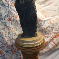 Statua classica con piedistallo