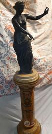 Statua classica con piedistallo