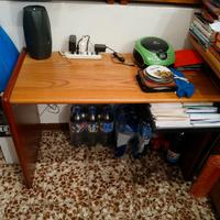 Tavolo solido con cassetto portadocumenti