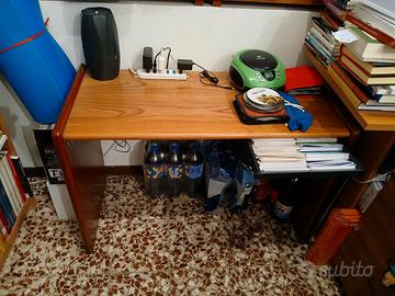 Tavolo solido con cassetto portadocumenti