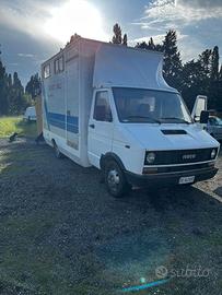 Iveco Daily trasporto cavalli patente B