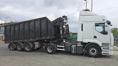 Trattore con semirimorchio canguro con gru