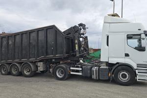 Trattore con semirimorchio canguro con gru