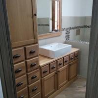 bagno in rovere massello con colonna e specchiera