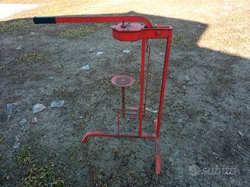 Tappatrice per tappi in sughero.