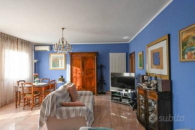 Appartamento di 225 m² con più di 5 locali e box a